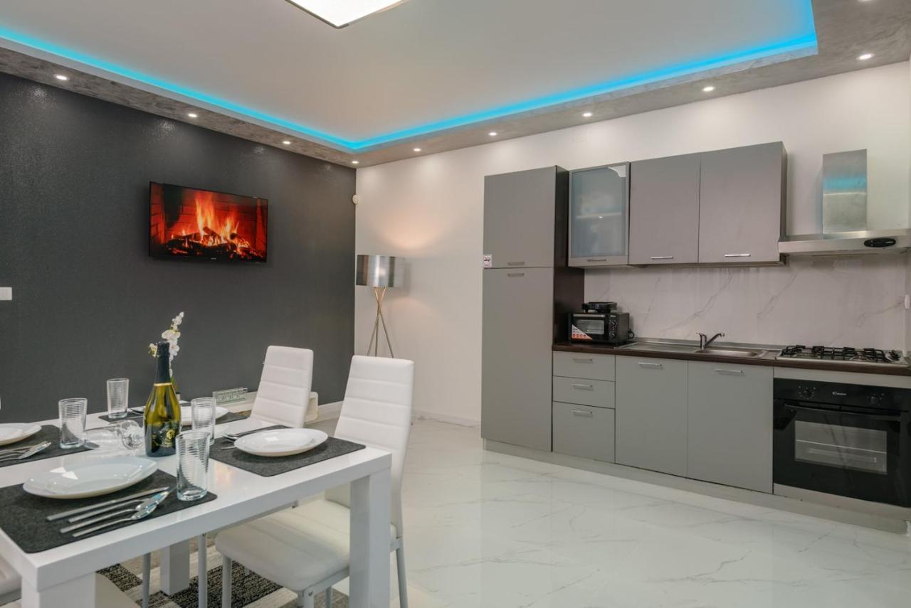Complex Villa White พูลา ภายนอก รูปภาพ