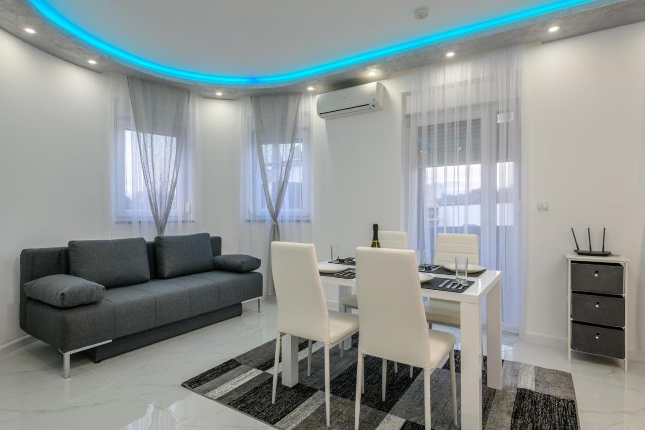 Complex Villa White พูลา ภายนอก รูปภาพ