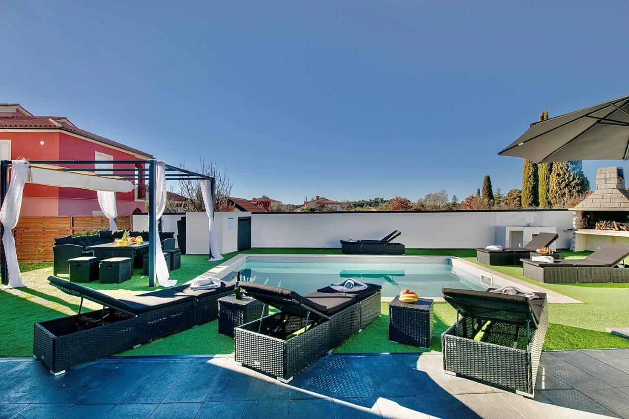 Complex Villa White พูลา ภายนอก รูปภาพ