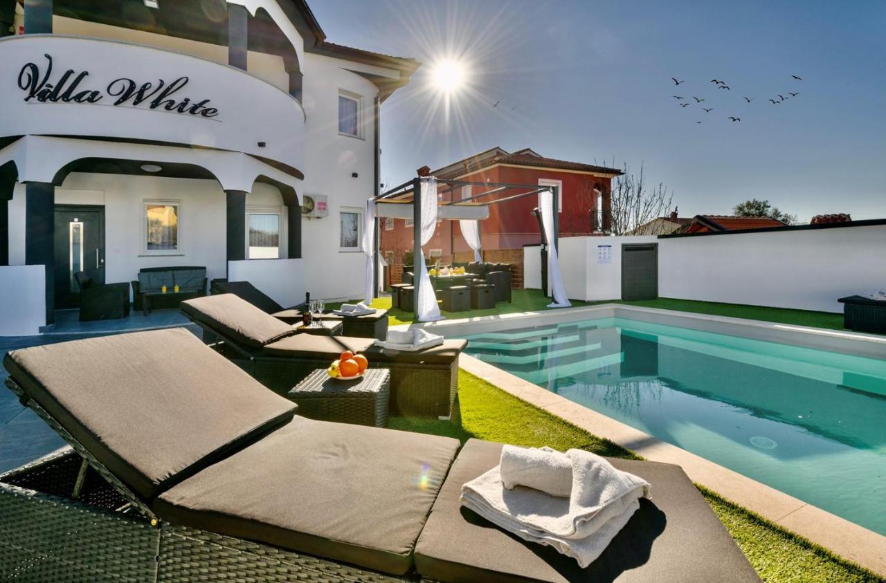 Complex Villa White พูลา ภายนอก รูปภาพ